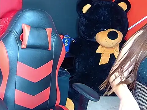 thyara noa online show from February 20, 7:15 pm