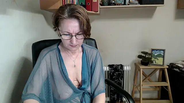 katemodel online show from May 23, 9:07 am