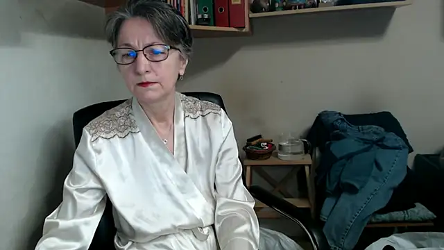 katemodel online show from December 17, 7:45 am