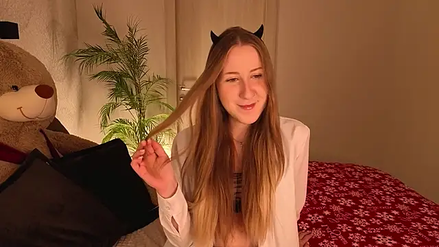 CassieReborn online show from February 8, 11:40 pm