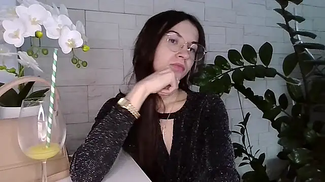 JuliaLovely online show from February 19, 3:33 pm