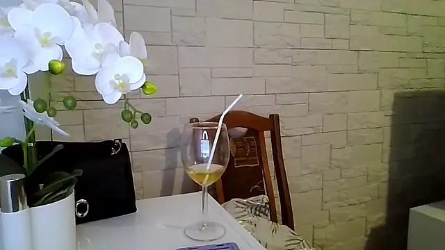 JuliaLovely online show from March 20, 7:30 pm