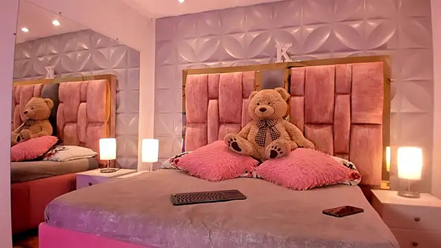 Paris Velvet online show from February 9, 9:50 pm