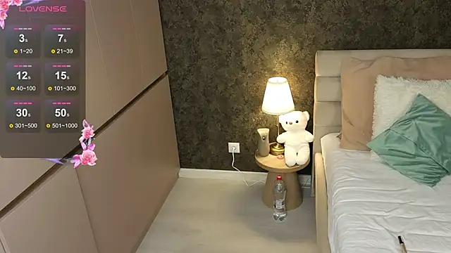 AuraM00n online show from April 15, 10:32 pm