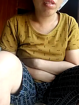 hot-luna- online show from April 14, 8:14 am