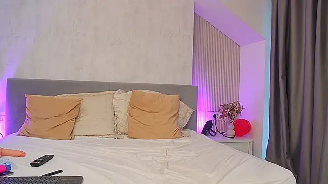 Roxy Wilde online show from March 12, 5:32 am