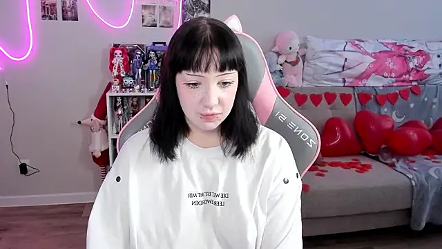 MollysLand online show from February 12, 9:33 am