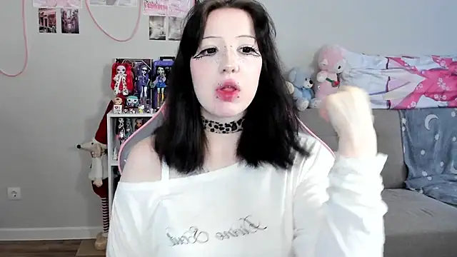 MollysLand online show from April 13, 9:32 am