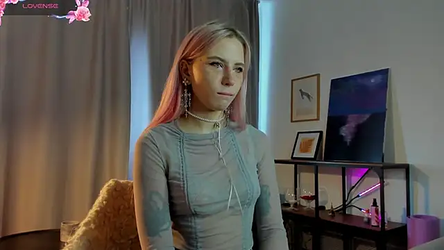 SimonaKaroly online show from February 11, 8:16 am