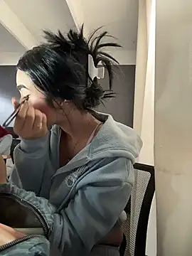 Sara Fernandez  online show from February 18, 2:05 pm