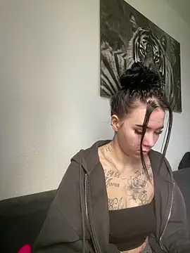 zoeelovee online show from February 25, 7:51 am