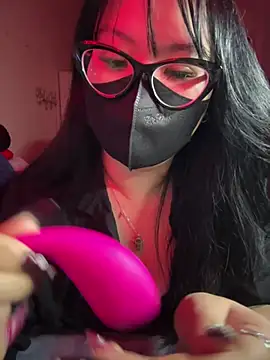 HaleyKin online show from March 11, 5:04 pm