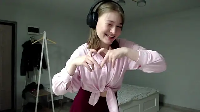 Snapshot of Mirrrra1 chatting on February 14, 9:06 pm Mirrrra1 online show from February 14, 9:06 pm