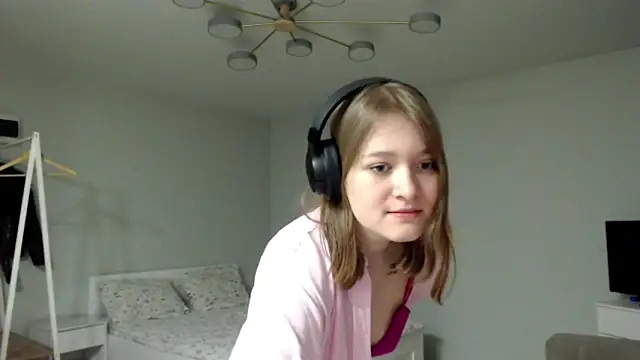 Snapshot of Mirrrra1 chatting on February 11, 9:49 pm Mirrrra1 online show from February 11, 9:49 pm