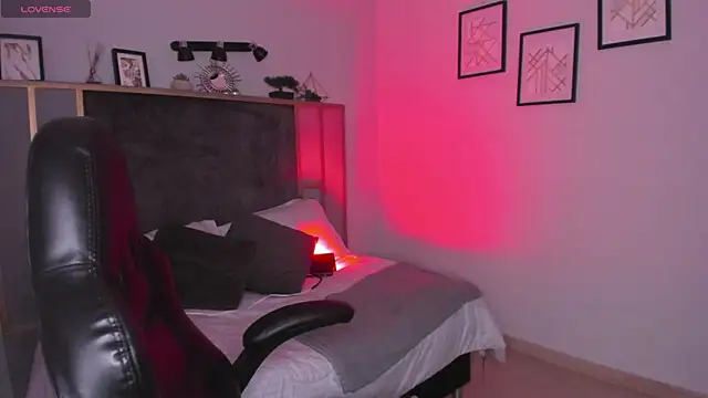 Lola 12  online show from April 16, 2:06 pm