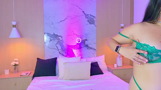 Hannah-Prada online show from March 13, 11:55 am