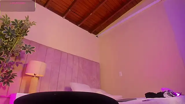 Ashley Beaomunt online show from April 17, 11:12 am