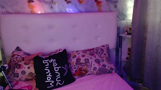 Nicolelewllss online show from February 17, 12:15 pm