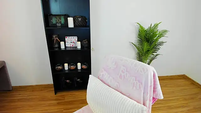 khloe starrr online show from April 15, 3:01 pm