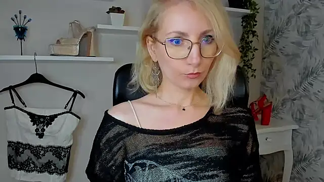 CinderellaMoon online show from March 25, 6:38 am