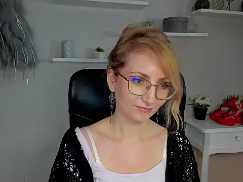 CinderellaMoon online show from February 25, 6:56 am