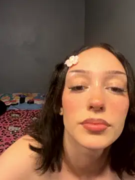 strwbrrymilk online show from April 18, 2:47 am