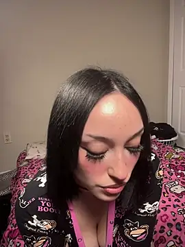 strwbrrymilk online show from March 31, 3:39 am