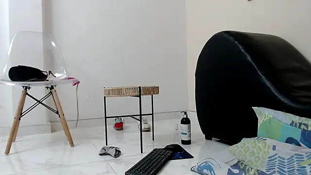 skinnysexy18 online show from April 6, 4:46 am