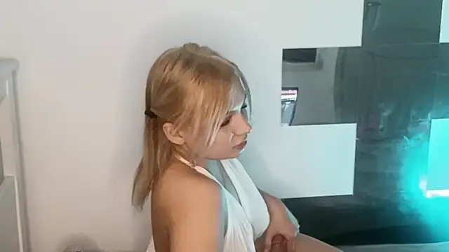 JuliRay online show from February 20, 12:50 pm