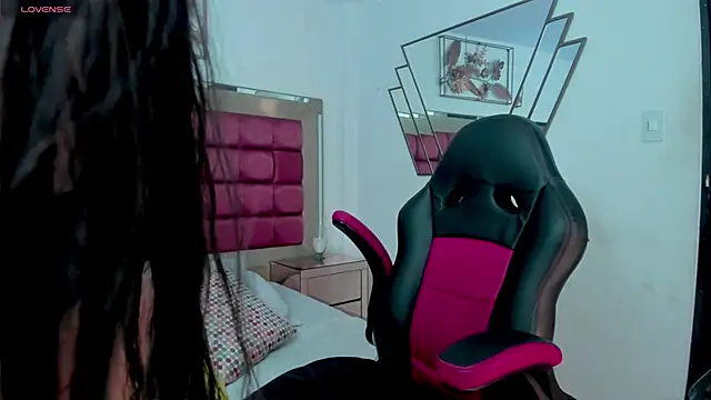 IrisBlume online show from February 21, 12:06 pm