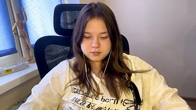 TomikoPfau online show from March 6, 9:26 am