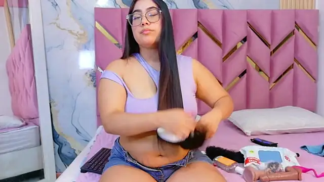 curvybuffgirllll online show from April 5, 7:35 pm