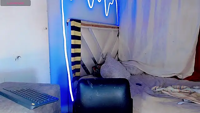 xyaraluv  online show from April 14, 11:49 pm