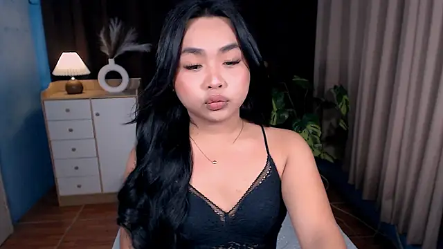 hoellygia online show from March 10, 2:43 pm