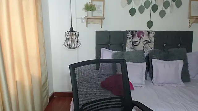 Emma hassani online show from April 11, 2:10 pm