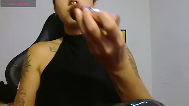 Divinejewel69 online show from March 30, 8:58 am