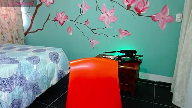 NoelleVireaux online show from April 15, 1:33 pm