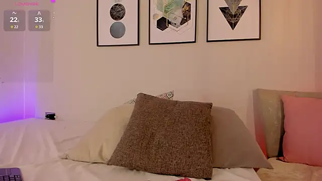 ariavelvet  online show from April 19, 3:17 am