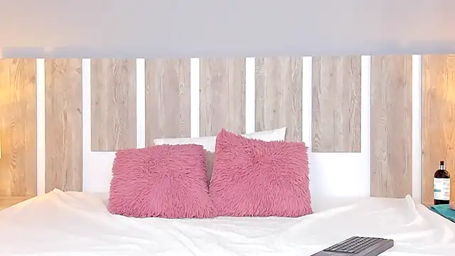 EmilySearss online show from March 25, 8:01 pm