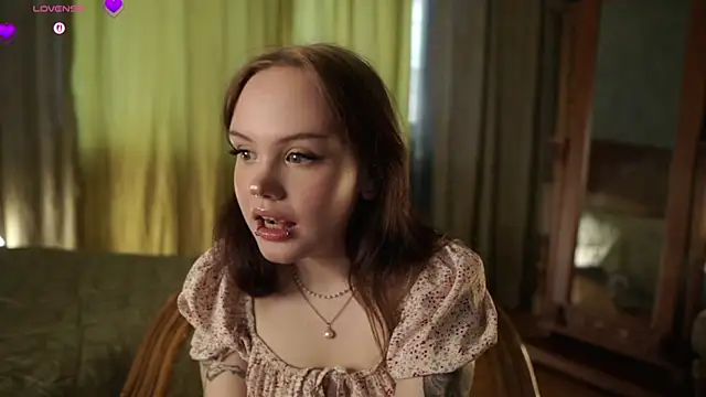 LeahAllsop online show from April 6, 3:06 am