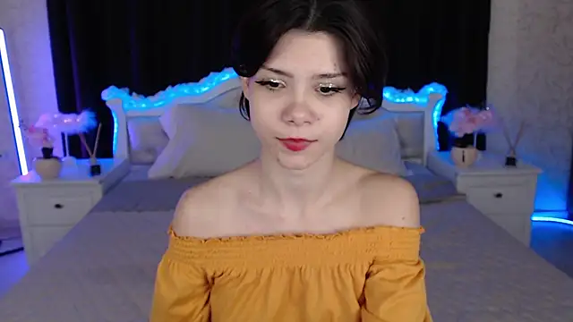 llittle-peachh online show from March 6, 6:25 pm