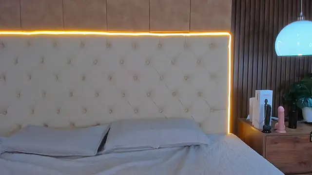 apriilfox online show from April 13, 8:15 am