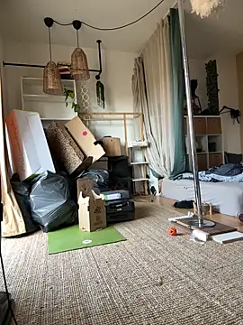 SkinnyLilly online show from April 11, 11:25 am