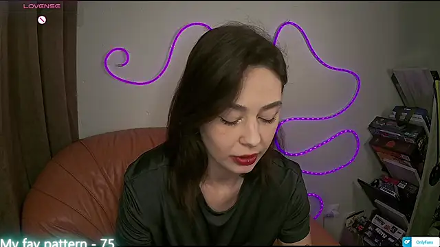 CamomileLil online show from March 26, 9:00 am