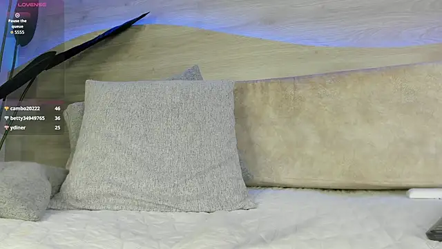 Mia Rosalie online show from April 17, 9:50 pm