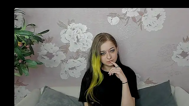 KarriePinilla online show from March 7, 11:17 am