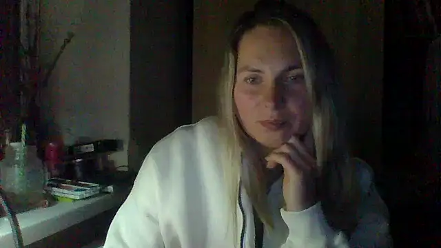 Mollie365 online show from April 18, 7:07 pm