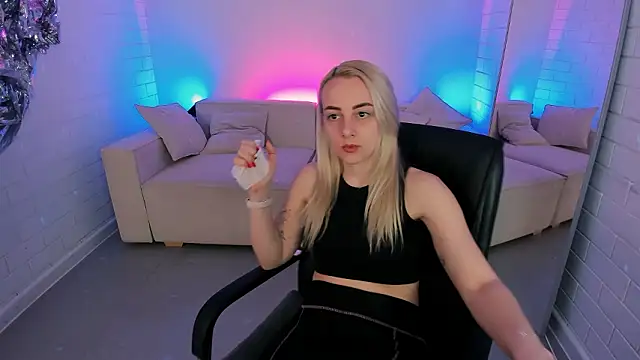 CarolMoor online show from March 10, 11:36 am