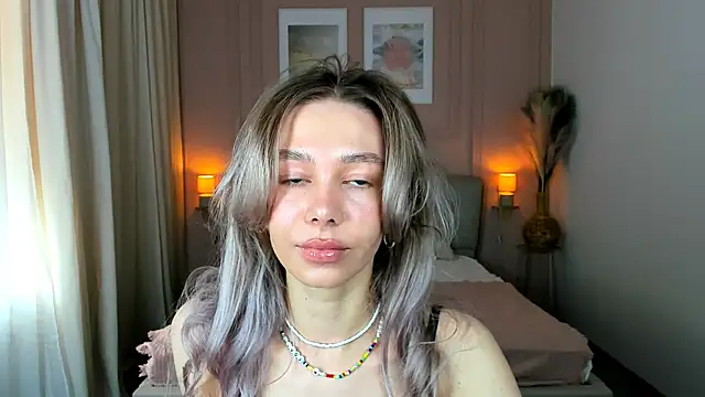 LuluAlis online show from April 19, 1:00 pm