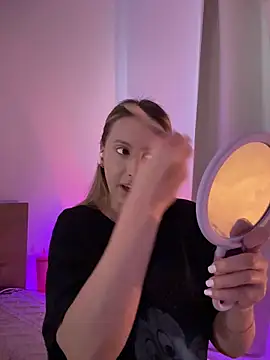 EvaRyen  online show from April 18, 3:36 pm